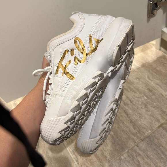 Fila sneakers size 7 - Picture 4 of 5